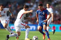 爱游戏登录-澳洲球队教练试图鼓舞队员士气，备战下轮对手