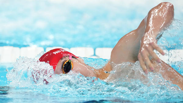 游泳决赛中，选手发挥出色夺得第一！的简单介绍