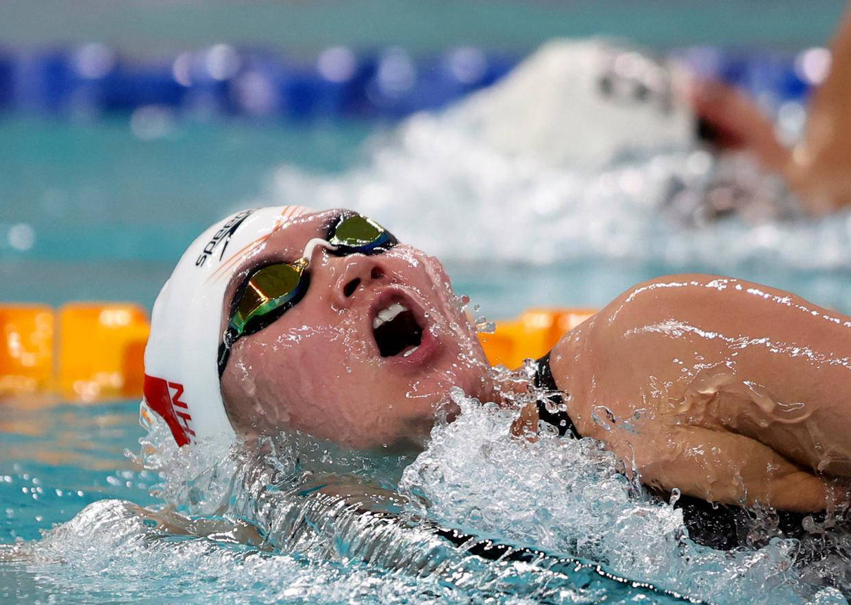 游泳决赛中，选手发挥出色夺得第一！的简单介绍