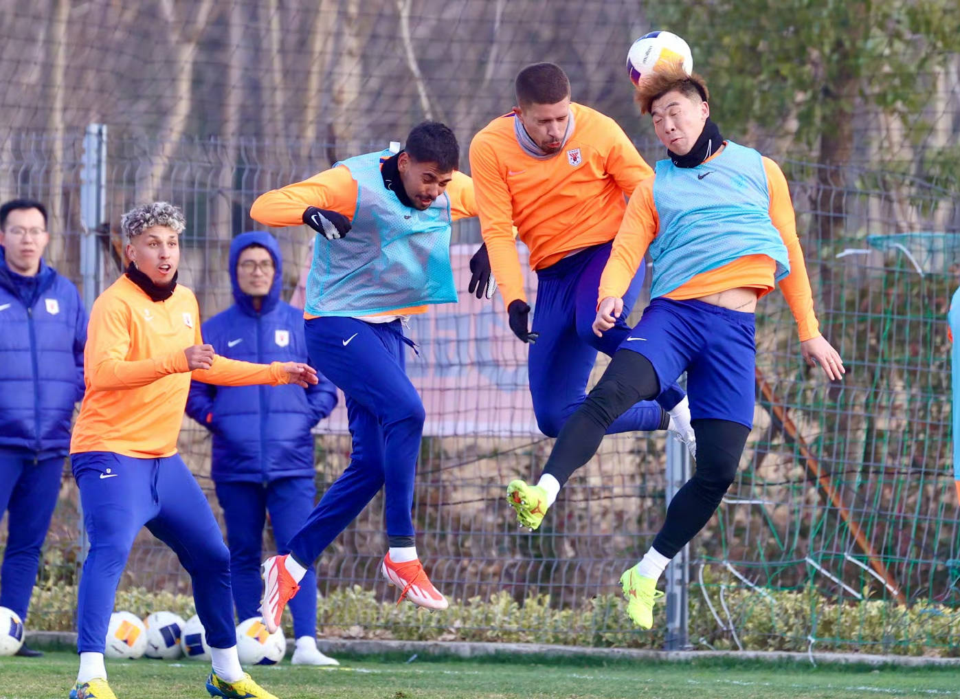 球队热身赛取得胜利,备战新赛季 球队热身赛取得胜利,备战新赛季