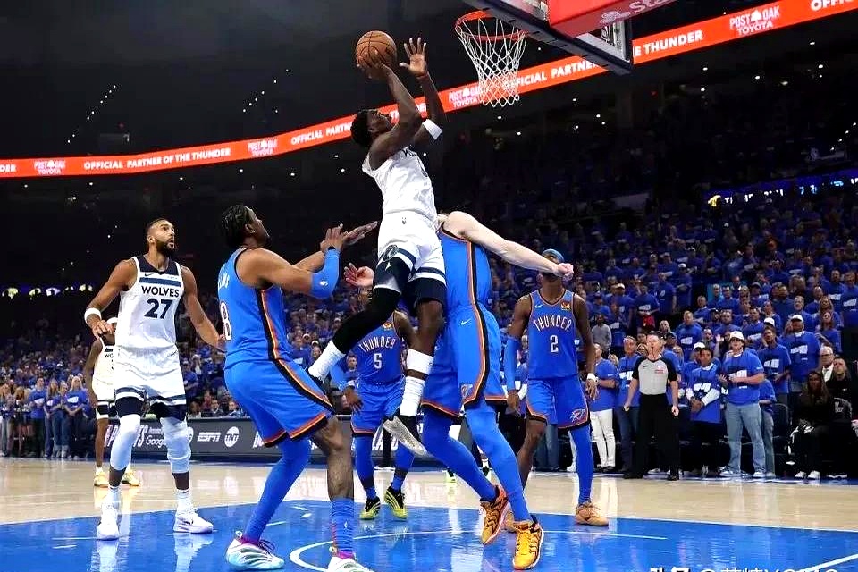 强劲的进攻压倒对手,球队大胜一场 强劲的进攻压倒对手,球队大胜一场