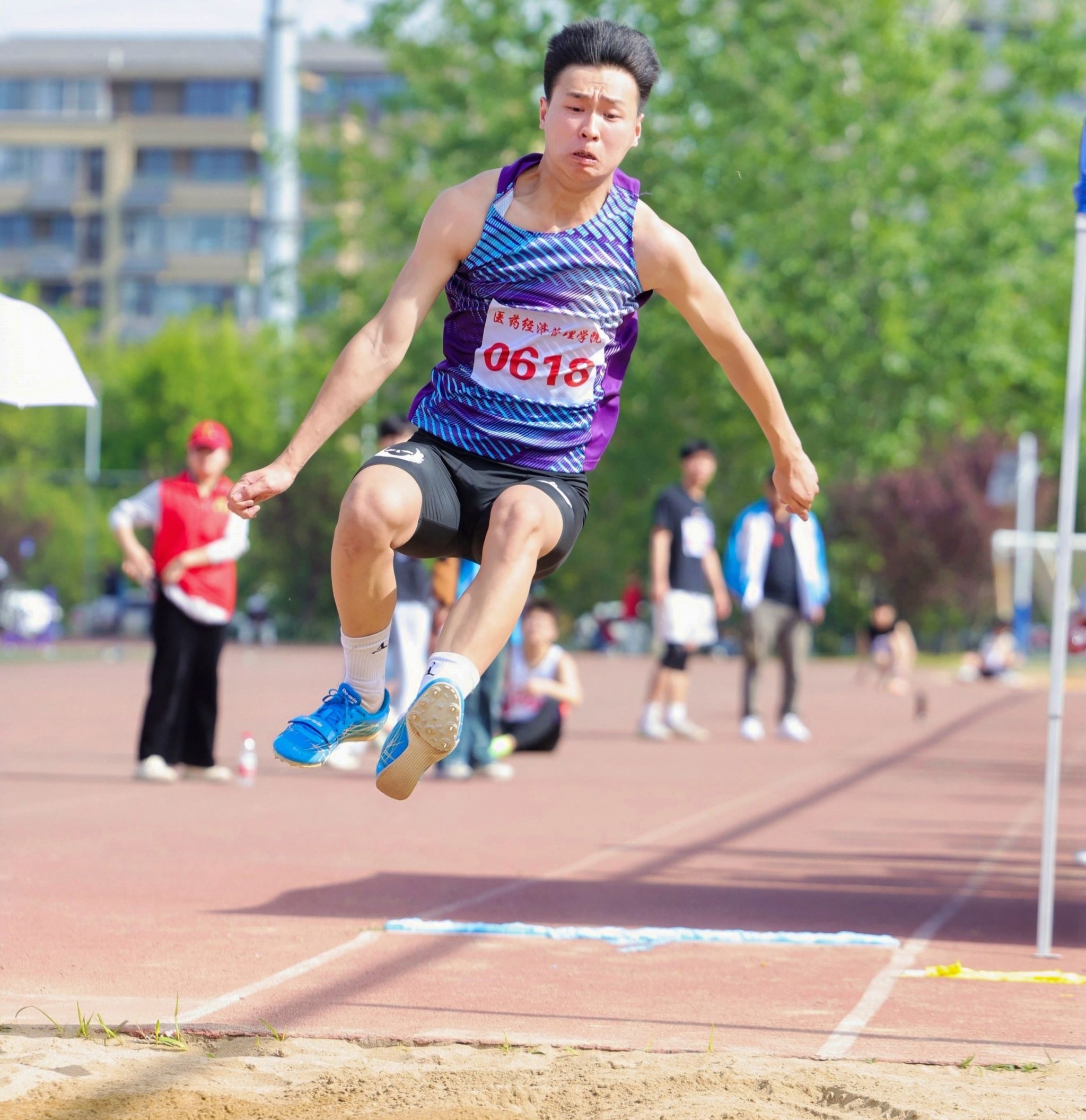 全力以赴！运动员奋力争先