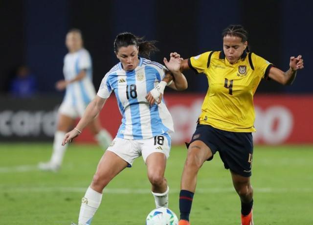 赛场上的紧张气氛：女足比赛的胜负未定