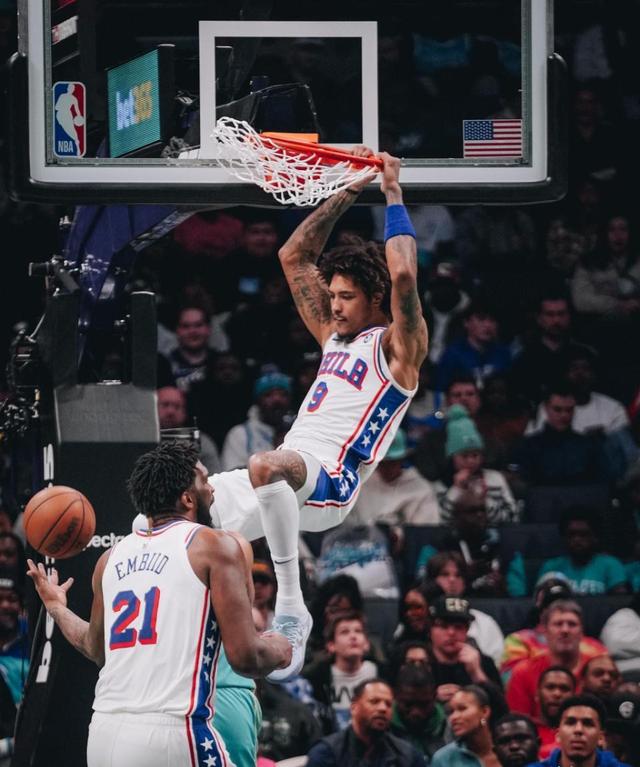 76人大胜黄蜂,恩比德出战全场 76人大胜黄蜂,恩比德出战全场